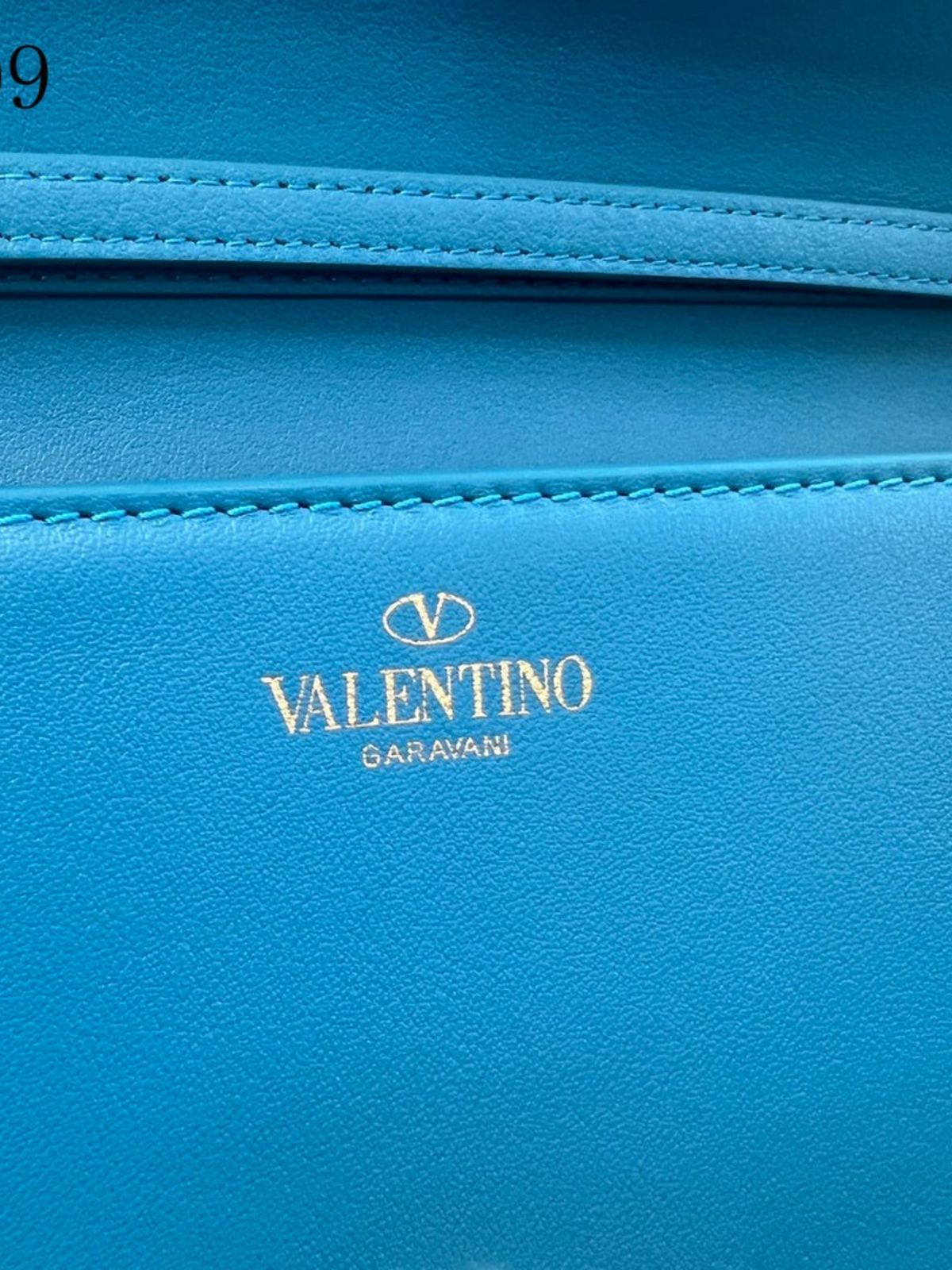 SWORD LUXURY Valentino Garavani VLogo Signature çanta, parlak mavi deri detayları ve altın rengi logo baskısı.