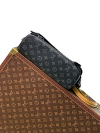 SWORD LUXURY Voyager Monogram Eclipse kanvas messenger çanta, siyah deri detaylı ve ikonik desenli tasarım.
