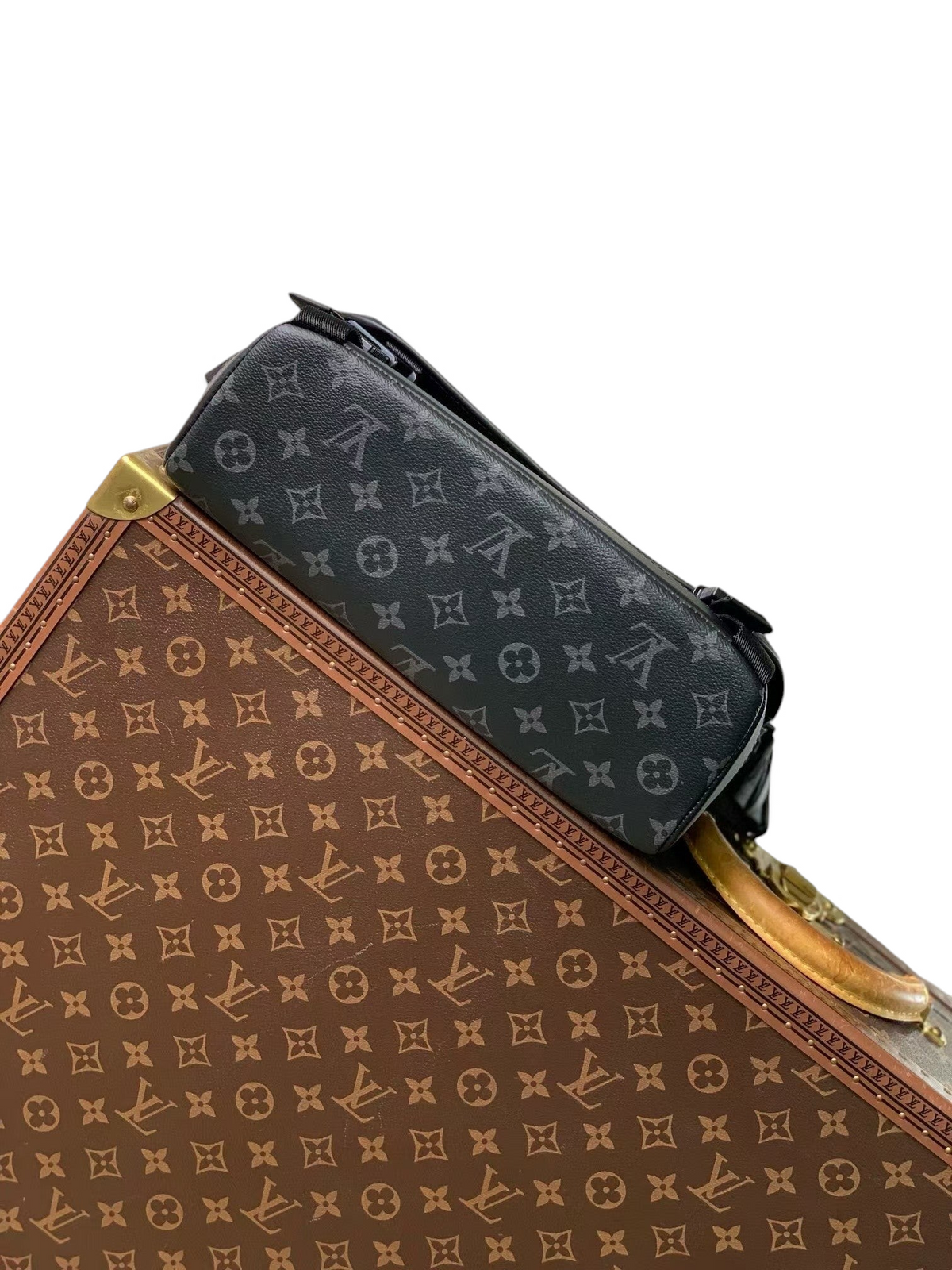 SWORD LUXURY Voyager Monogram Eclipse kanvas messenger çanta, siyah deri detaylı ve ikonik desenli tasarım.