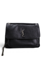 SWORD LUXURY siyah damarlı deri Niki omuz çantası, ön kısmında ikonik metal YSL logosu ve zincir askı detayı ile.