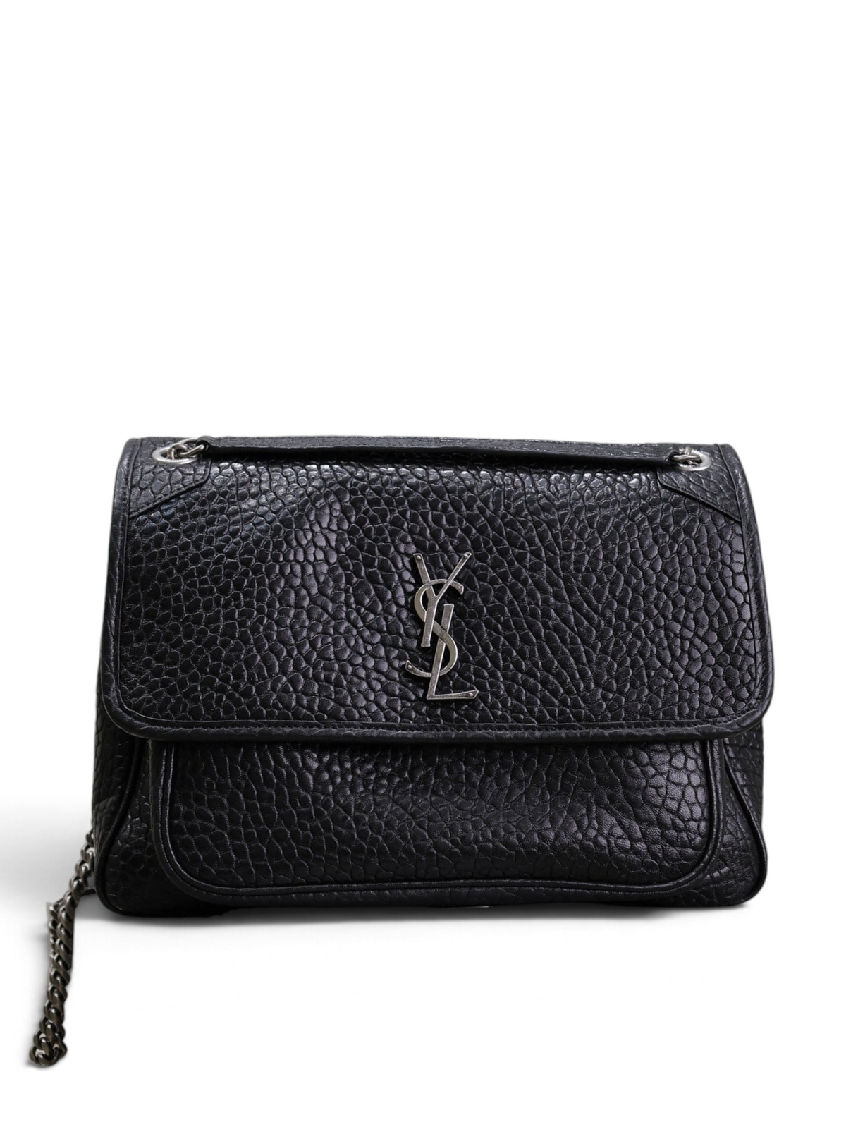SWORD LUXURY siyah damarlı deri Niki omuz çantası, ön kısmında ikonik metal YSL logosu ve zincir askı detayı ile.