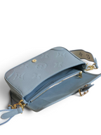 SWORD LUXURY Louis Vuitton Diane çanta, Monogram Empreinte deri, krem rengi, altın donanımlı ve fermuarlı iç bölmeli.