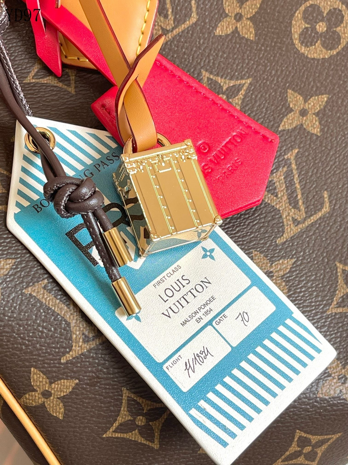 SWORD LUXURY Speedy Bandoulière 30 çanta üzerinde Louis Vuitton imzalı altın tonlu kilit ve uçak bileti temalı etiket detayı