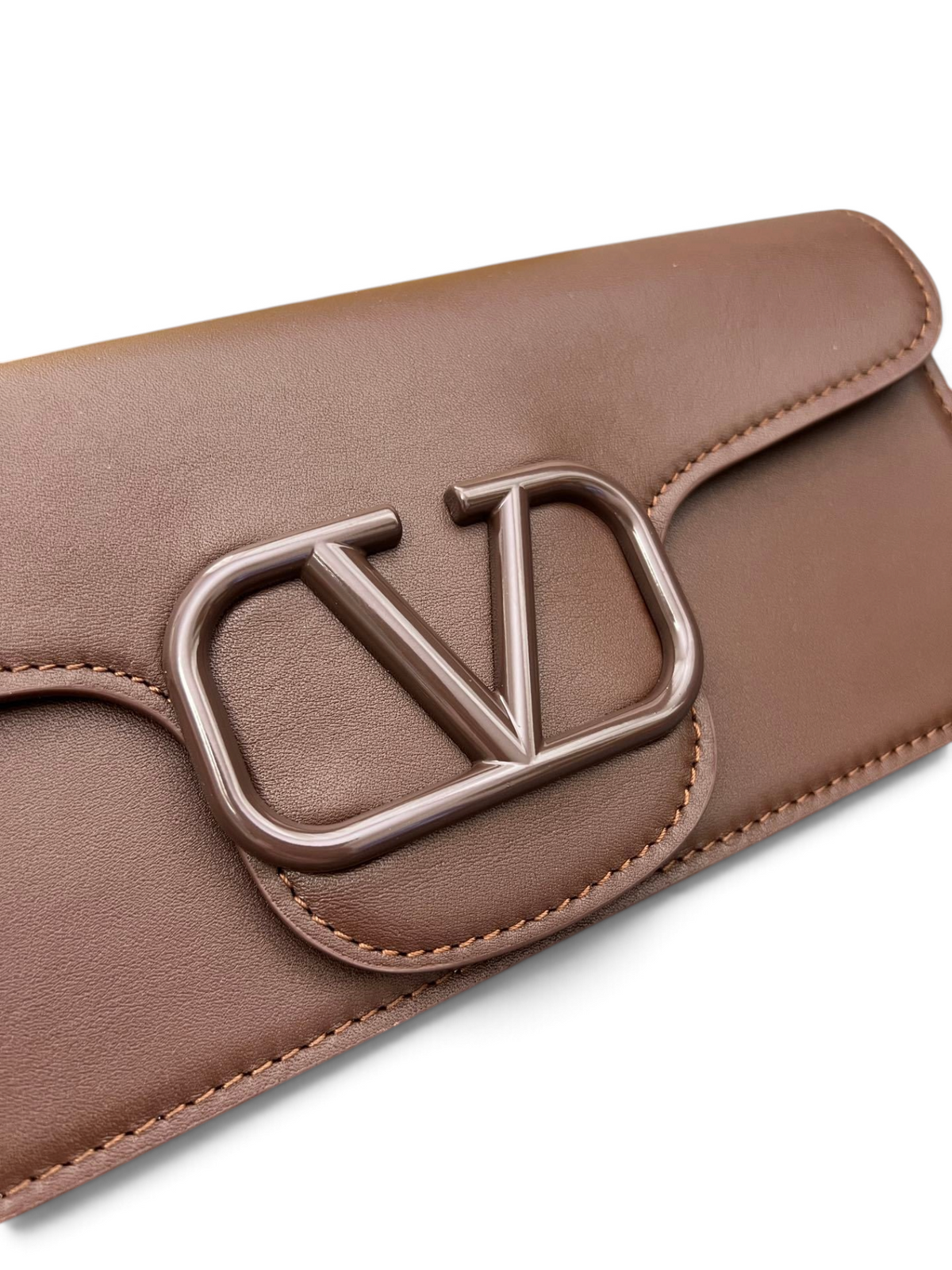 SWORD LUXURY Valentino Garavani VLogo Signature kahverengi deri çanta, ikonik metalik logo detaylı ve zarif dikişli.