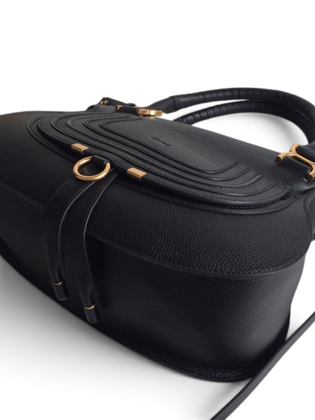 SWORD LUXURY Chloé Marcie siyah damarlı deri çanta, altın tonlu donanım ve ikonik kavisli dikiş detaylarına sahip.
