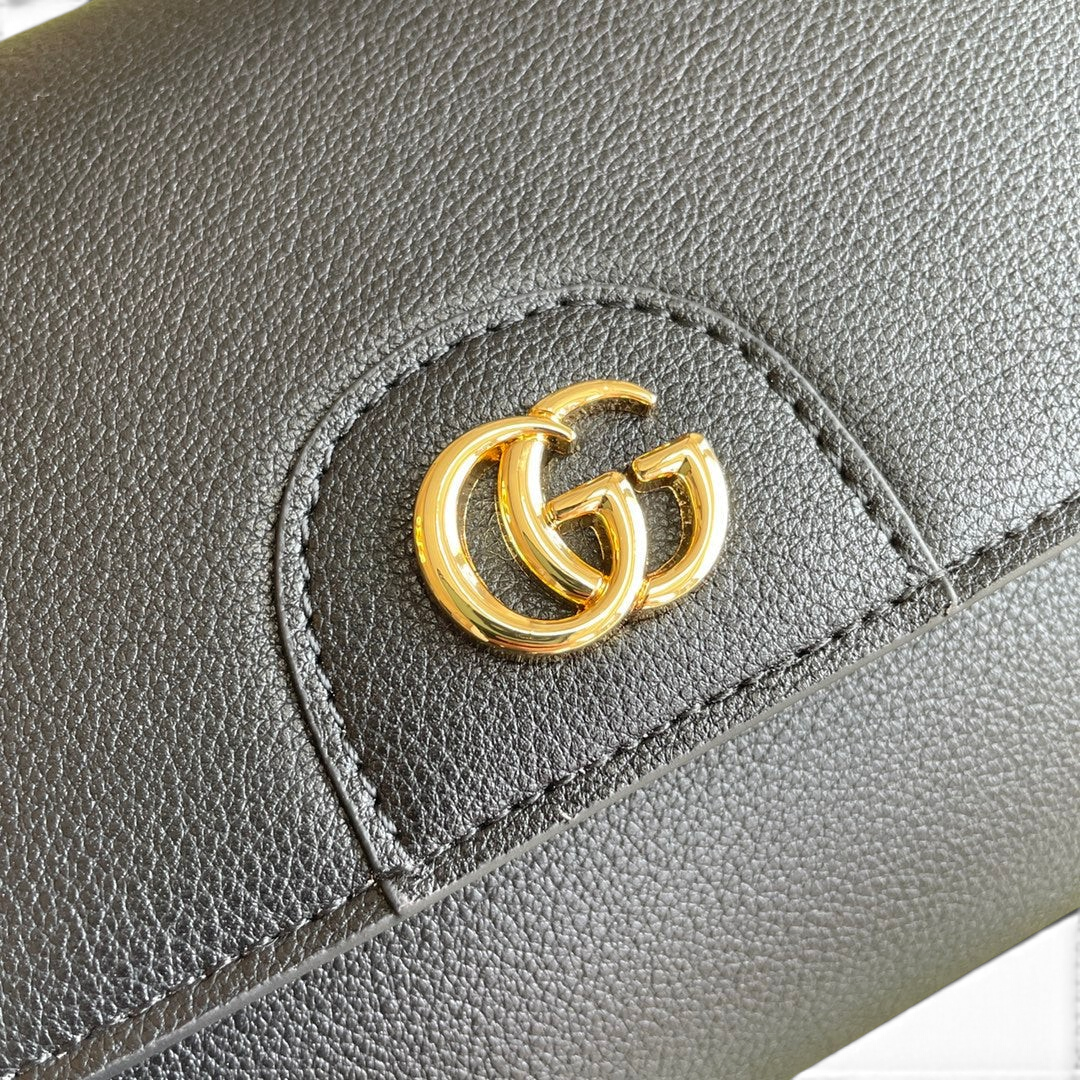 SWORD LUXURY Gucci cüzdan üzerinde altın rengi GG logosu ve siyah dokulu deri detayları