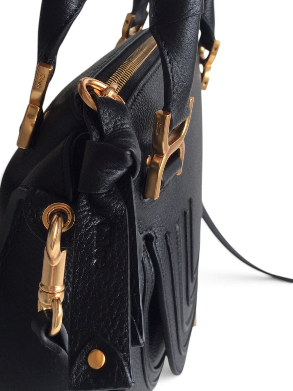 SWORD LUXURY Chloé Marcie siyah damarlı deri çanta, altın tonlu metal detaylar ve el dikişli saplar ile yan görünüm.