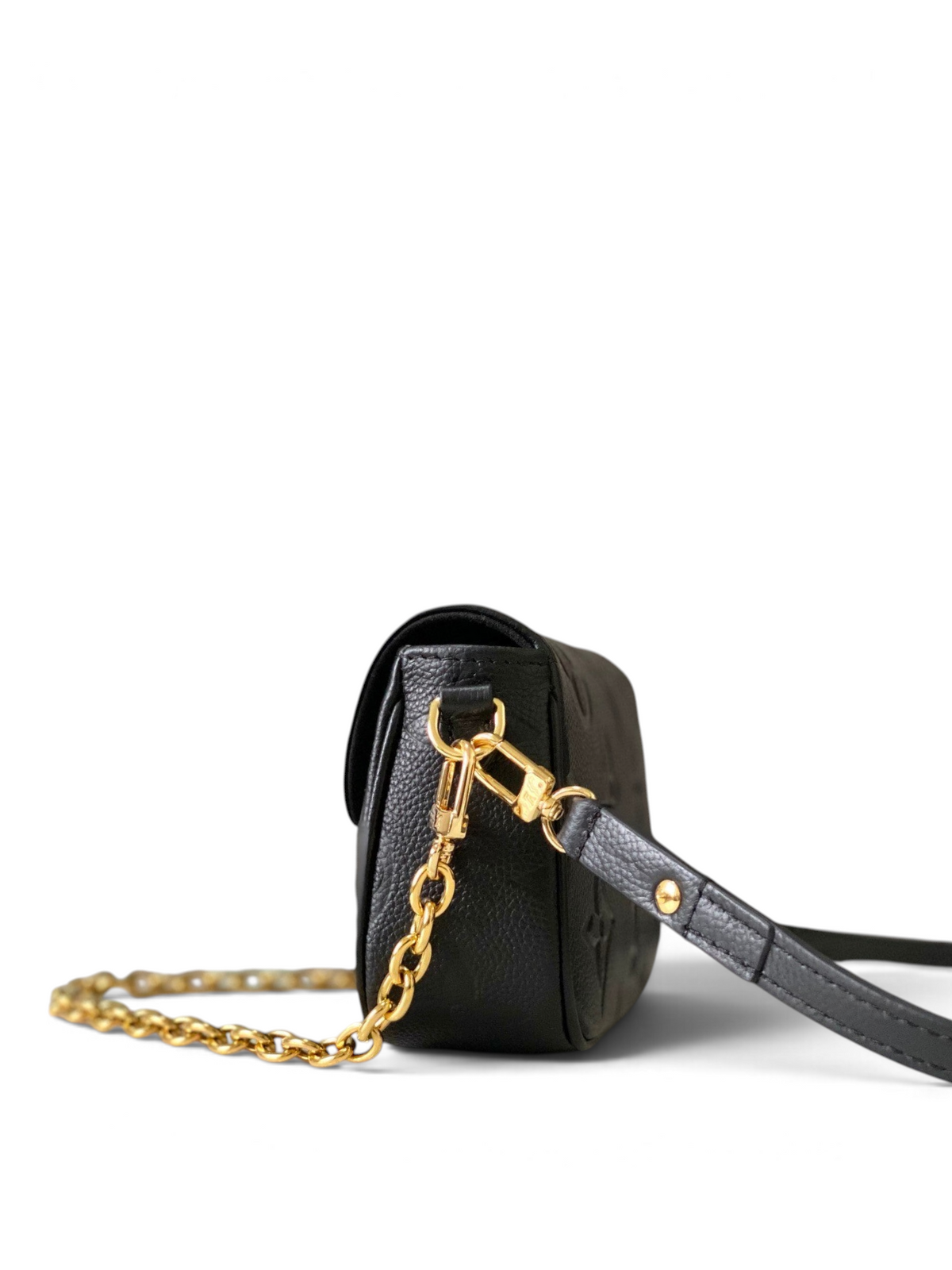 SWORD LUXURY siyah Monogram Empreinte deri Ivy zincirli cüzdan çanta, altın tonlu zincir ve deri askı detayı ile.