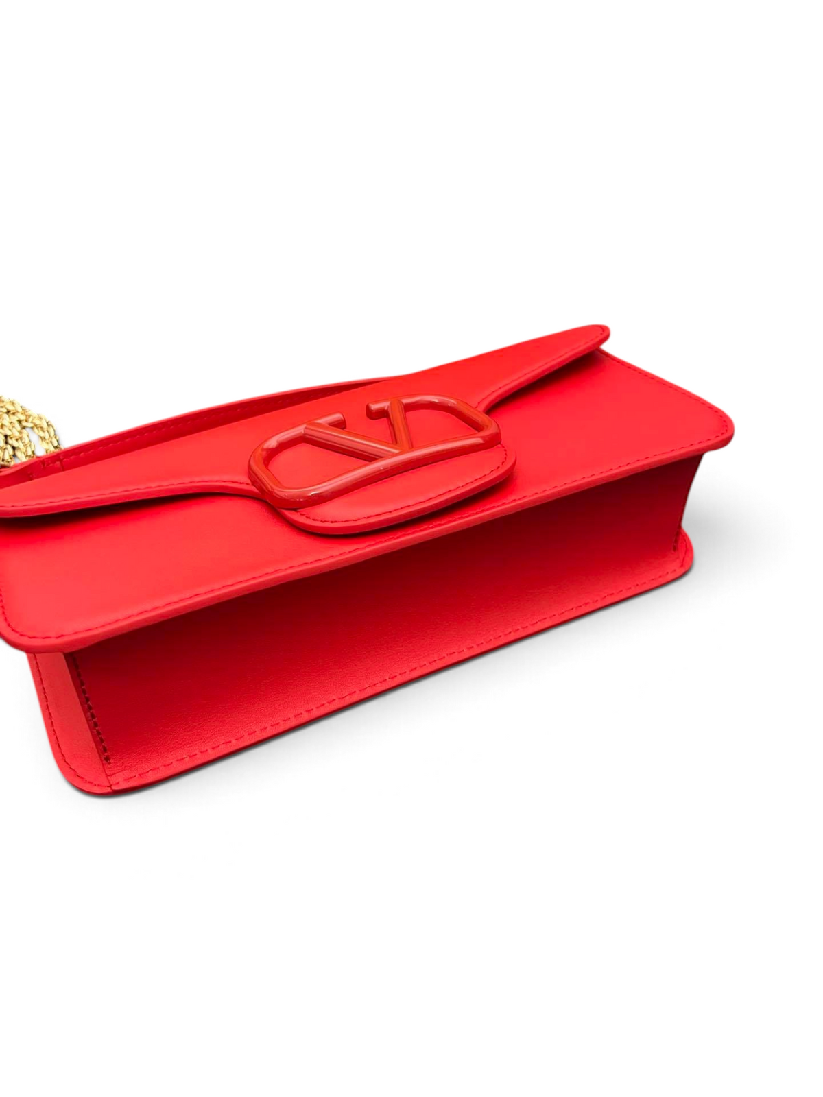 SWORD LUXURY Valentino Garavani VLogo Signature kırmızı deri çanta, ikonik V logosu ve zarif dikiş detaylarıyla.
