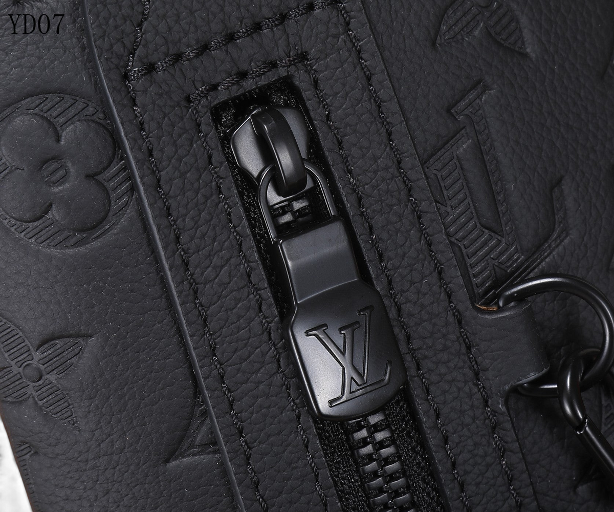SWORD LUXURY siyah kabartmalı monogram deri askılı çanta detayı, mat siyah fermuar ve donanım ile.