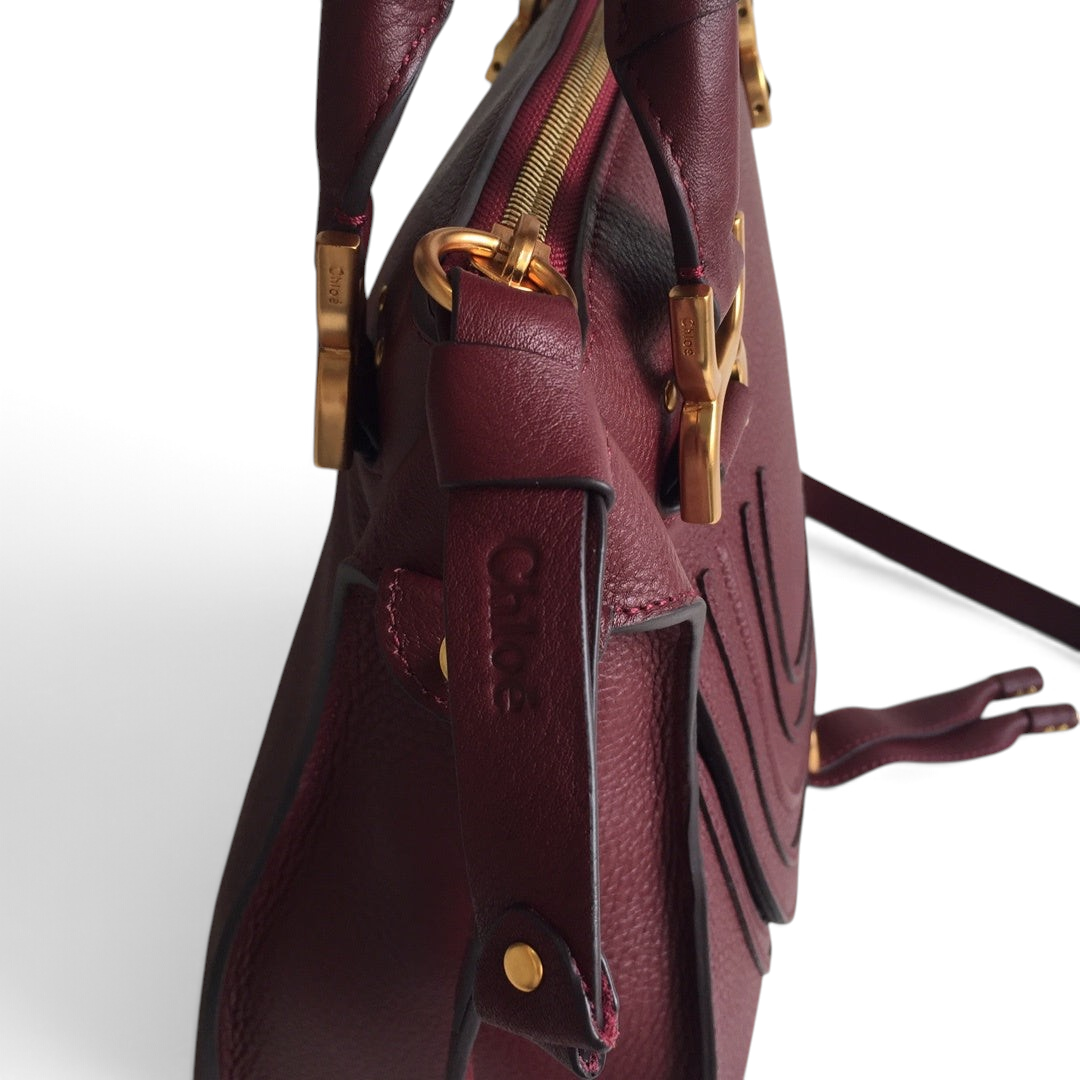 SWORD LUXURY Chloé Marcie çanta, bordo renkli damarlı deri, altın tonlu donanım ve ikonik dikiş detayları ile.