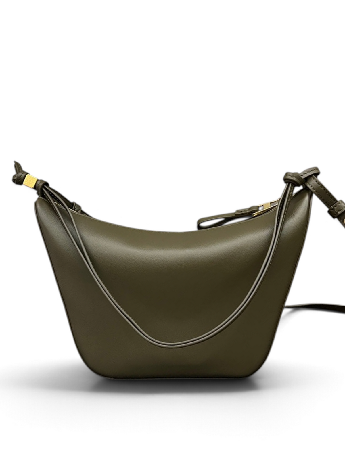 SWORD LUXURY marka, zeytin yeşili deri Loewe Mini Hammock çanta, yanında markalı kutusu ile şık bir sunumda.