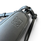 SWORD LUXURY Loewe Mini Hammock çanta, siyah dana derisi detayları ve kabartmalı logo ile yakın çekim görünümü.