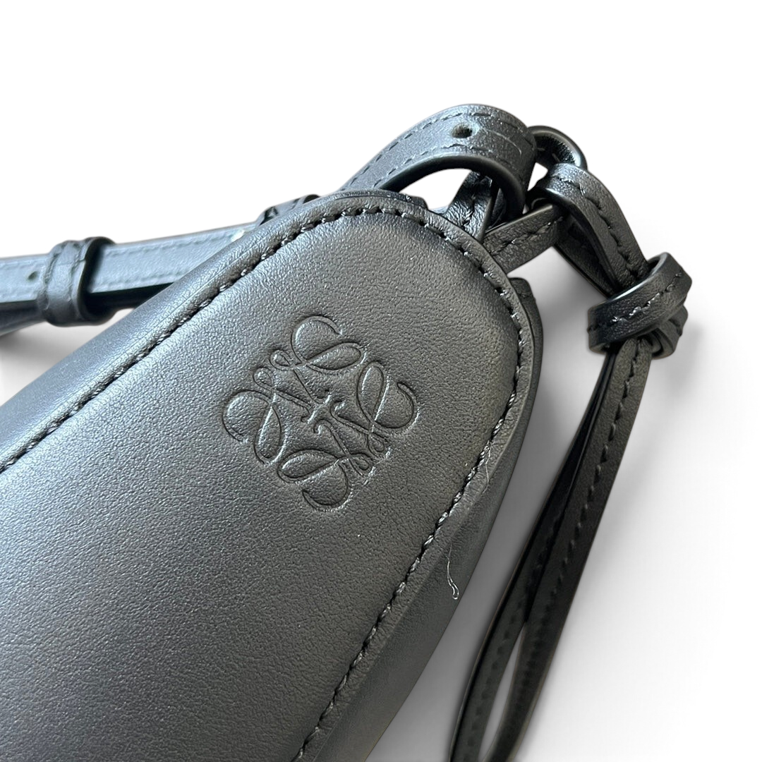 SWORD LUXURY Loewe Mini Hammock çanta, siyah dana derisi detayları ve kabartmalı logo ile yakın çekim görünümü.
