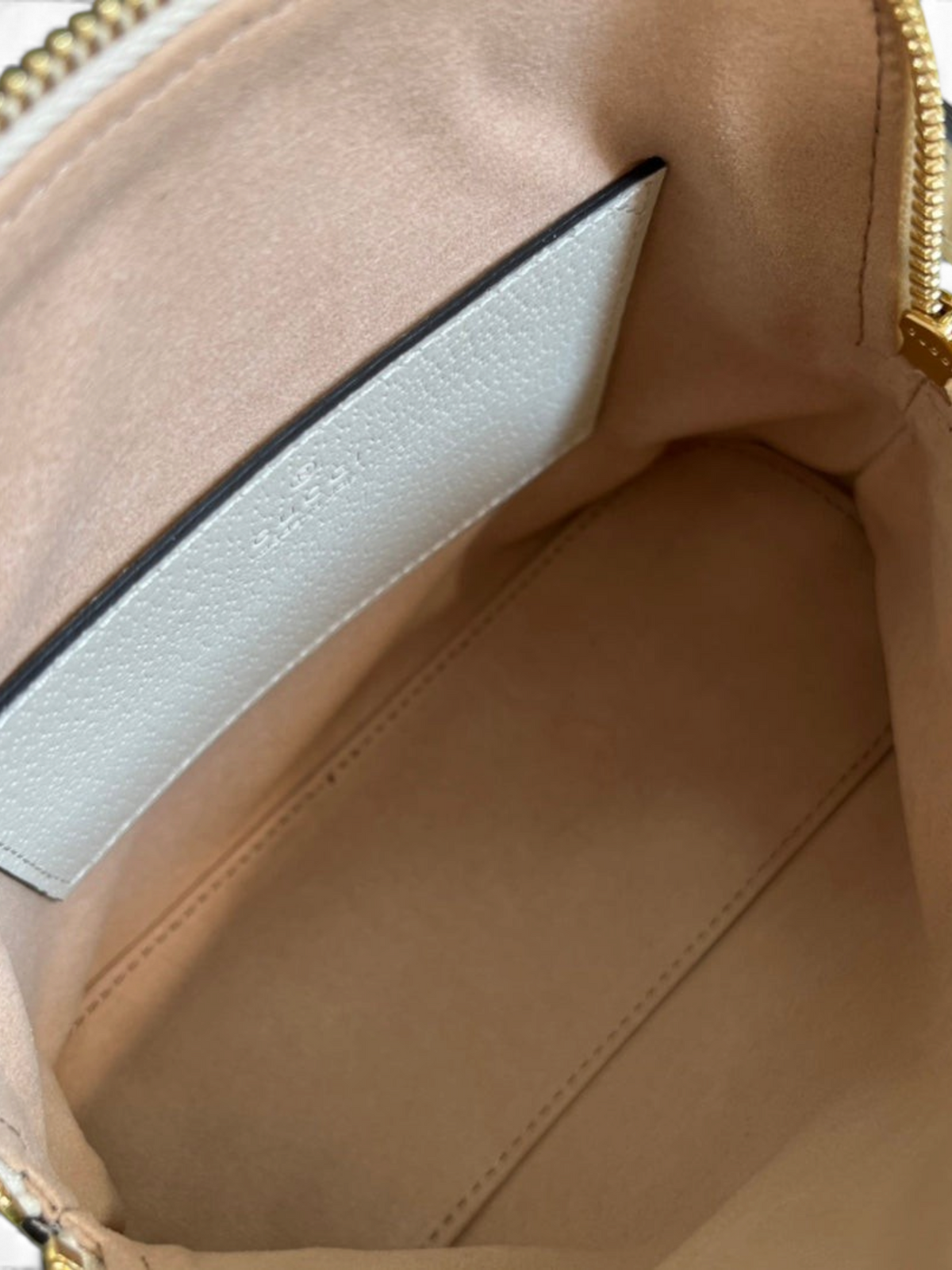 SWORD LUXURY Diana deri çanta içi, bej süet astar ve beyaz deri kart bölmesi detaylı, üstten fermuarlı görünüm.