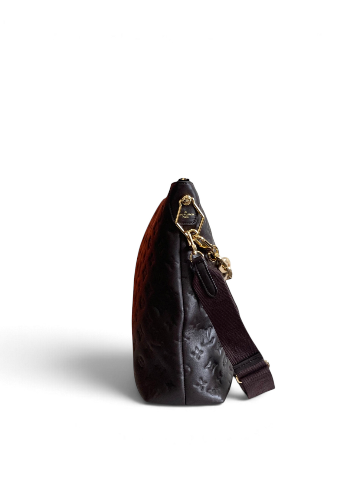 SWORD LUXURY Coussin Hobo MM çanta, kabartmalı çikolata kahvesi dana derisi, altın zincir detaylı ve yan profil görünümü.