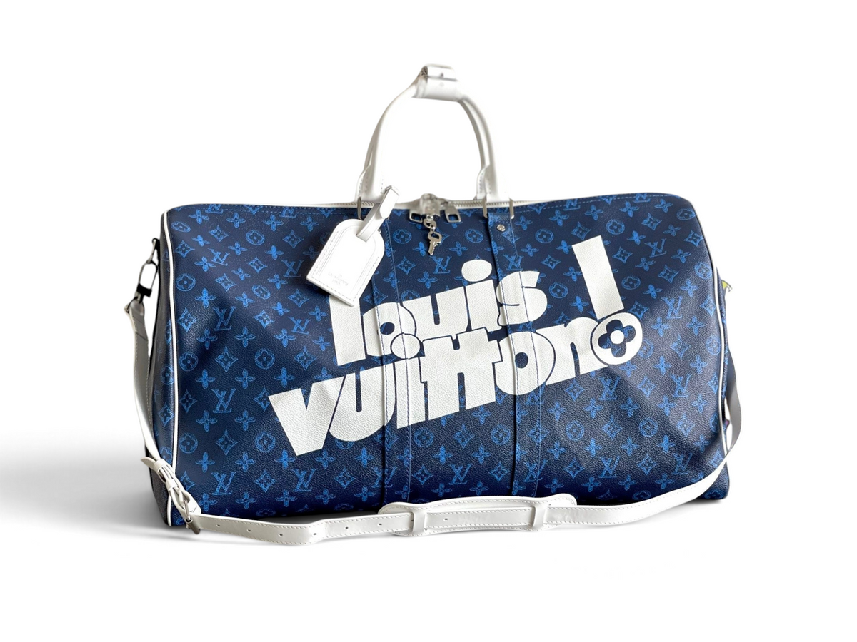 SWORD LUXURY mavi monogram kanvas Louis Vuitton Keepall 50 seyahat çantası, beyaz logo baskılı ve deri detaylı.