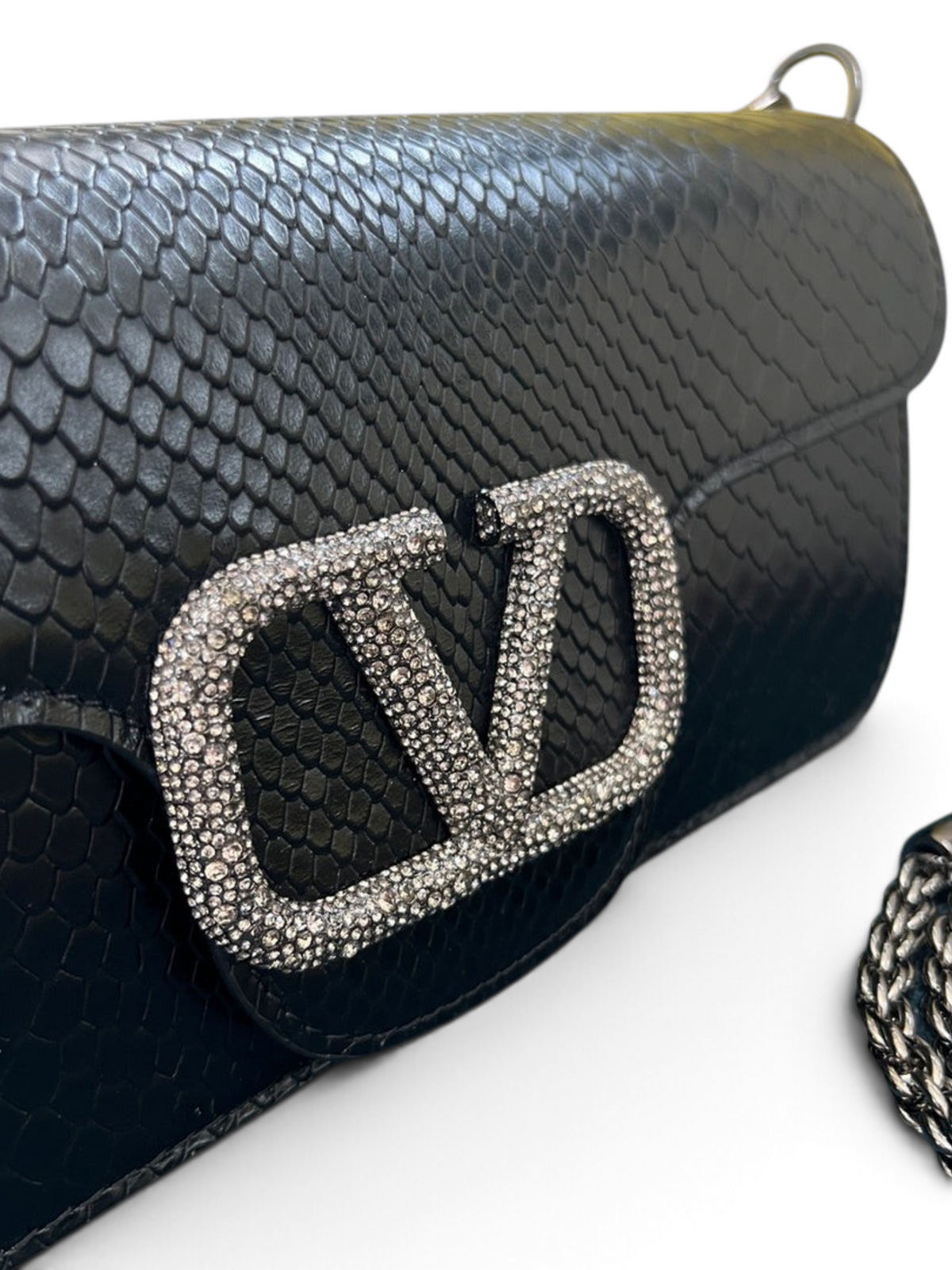 SWORD LUXURY Valentino Garavani VLogo siyah Ayers deri çanta, kristal süslemeli ikonik logo ve zincir askı detayıyla.