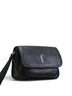 SWORD LUXURY siyah taneli deri YSL Niki çanta, ön kısmında ikonik metal monogram ve ayarlanabilir askı detayı ile.