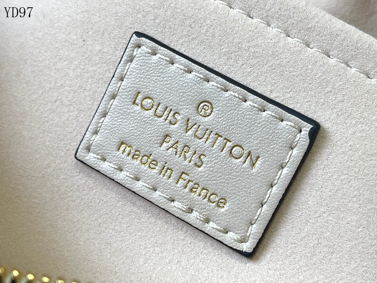 SWORD LUXURY Louis Vuitton OnTheGo East West çanta iç kısmında altın rengi baskılı deri etiket ve dikiş detayları