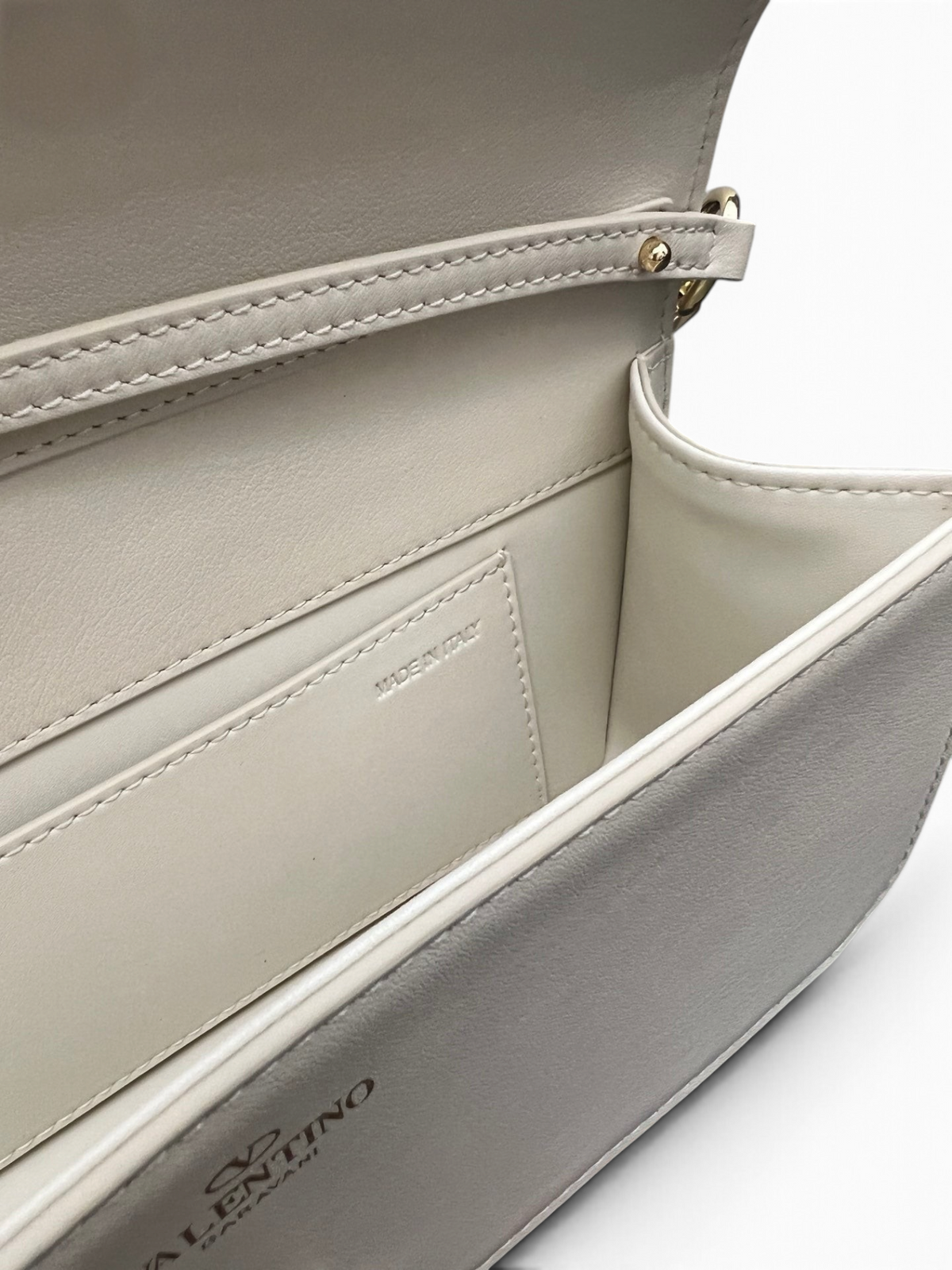 SWORD LUXURY Valentino Garavani VLogo Signature çanta iç detayı, krem rengi deri ve İtalya üretimi damgası.