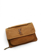 SWORD LUXURY Saint Laurent Niki orta boy taba rengi süet omuz çantası, chevron dikişli ve ikonik YSL logolu.
