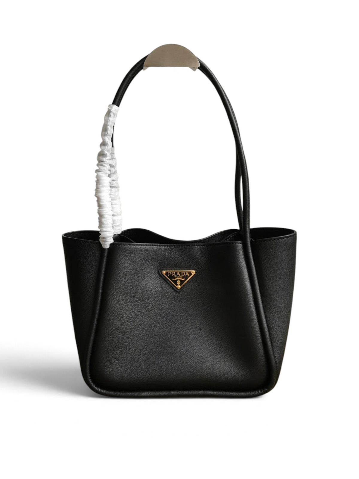 SWORD LUXURY siyah yumuşak dokulu deri Prada tote çanta, altın tonlu üçgen logo detaylı ve ince saplı tasarım.