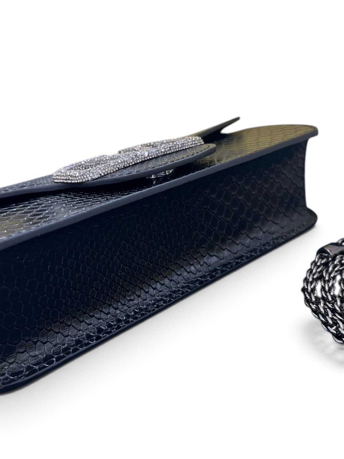 SWORD LUXURY Valentino Garavani VLogo siyah Ayers deri çanta, taşlı logo detayı ve zincir askısı ile.
