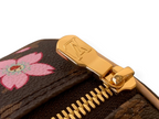 SWORD LUXURY Louis Vuitton x Murakami Papillon çanta üzerinde altın tonlu LV fermuar detayı ve kiraz çiçeği deseni.