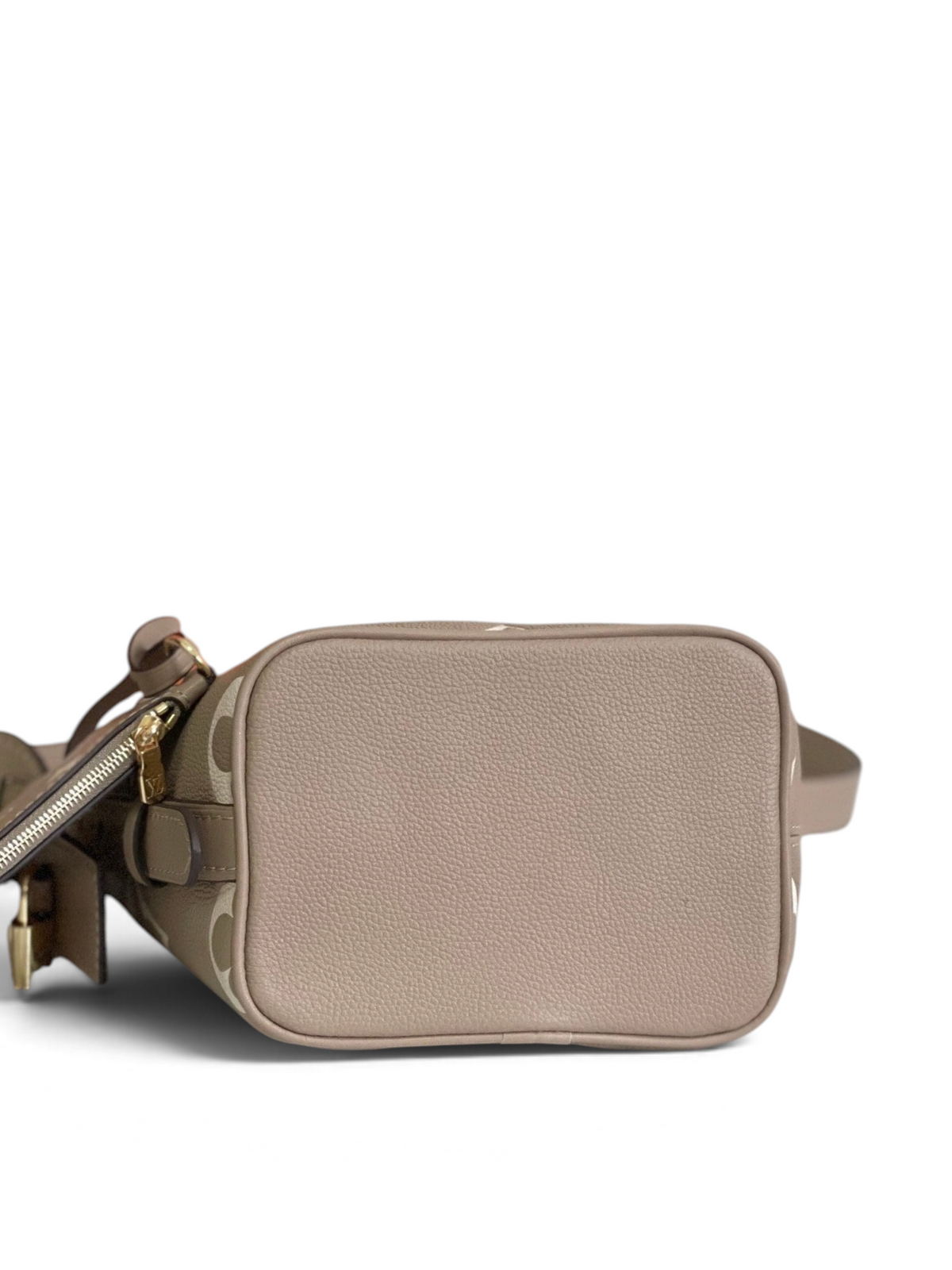 SWORD LUXURY All-In BB çanta, bej renkli Monogram Empreinte deri detaylı alt taban görünümü.