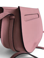 SWORD LUXURY Chloé Marcie pembe damarlı deri omuz çantası, kavisli kapak tasarımı ve ayarlanabilir askı detayı ile.