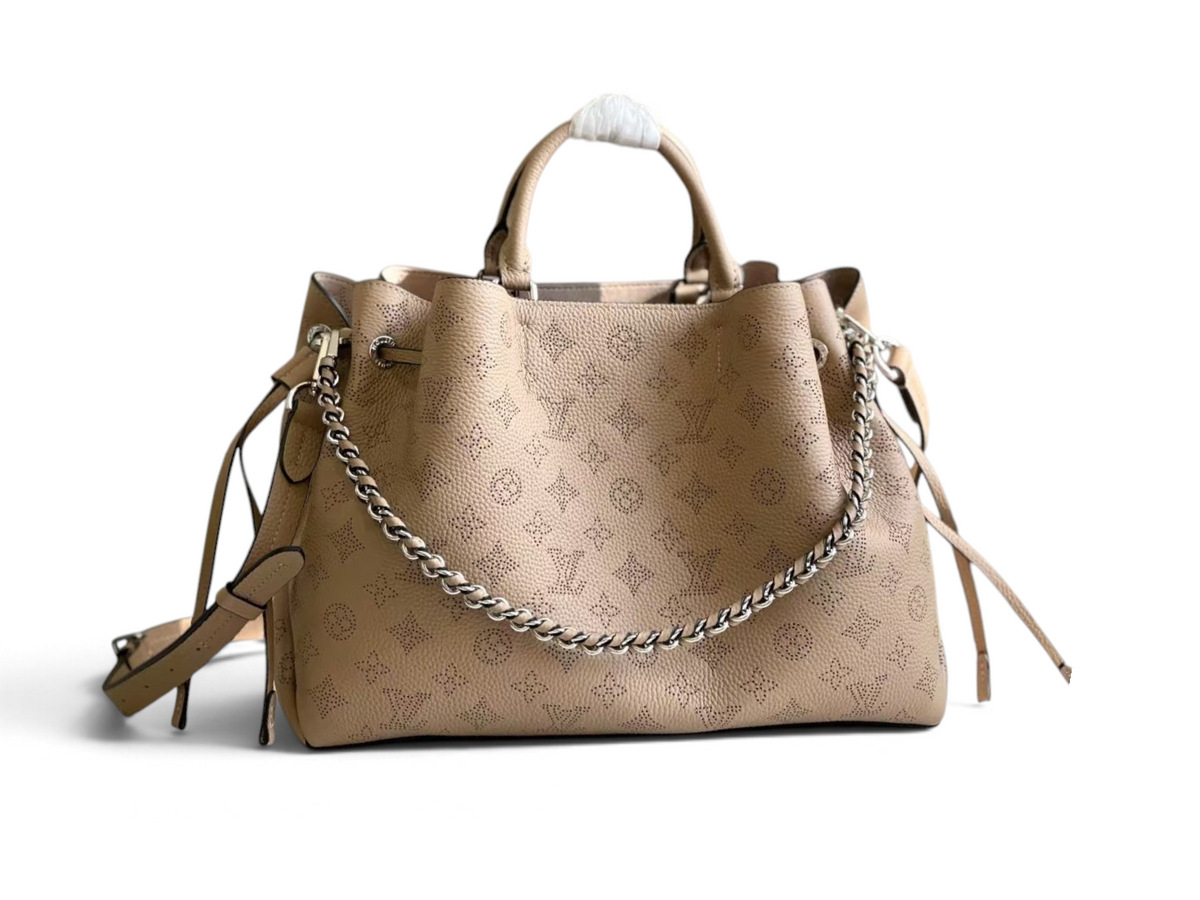 SWORD LUXURY Bella tote çanta, krem rengi Monogram Empreinte deri, gümüş zincir detaylı ve büzgülü tasarım.