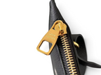 SWORD LUXURY Neverfull çanta üzerinde altın tonlu metal fermuar detayı ve Louis Vuitton markalı fermuar başlığı.