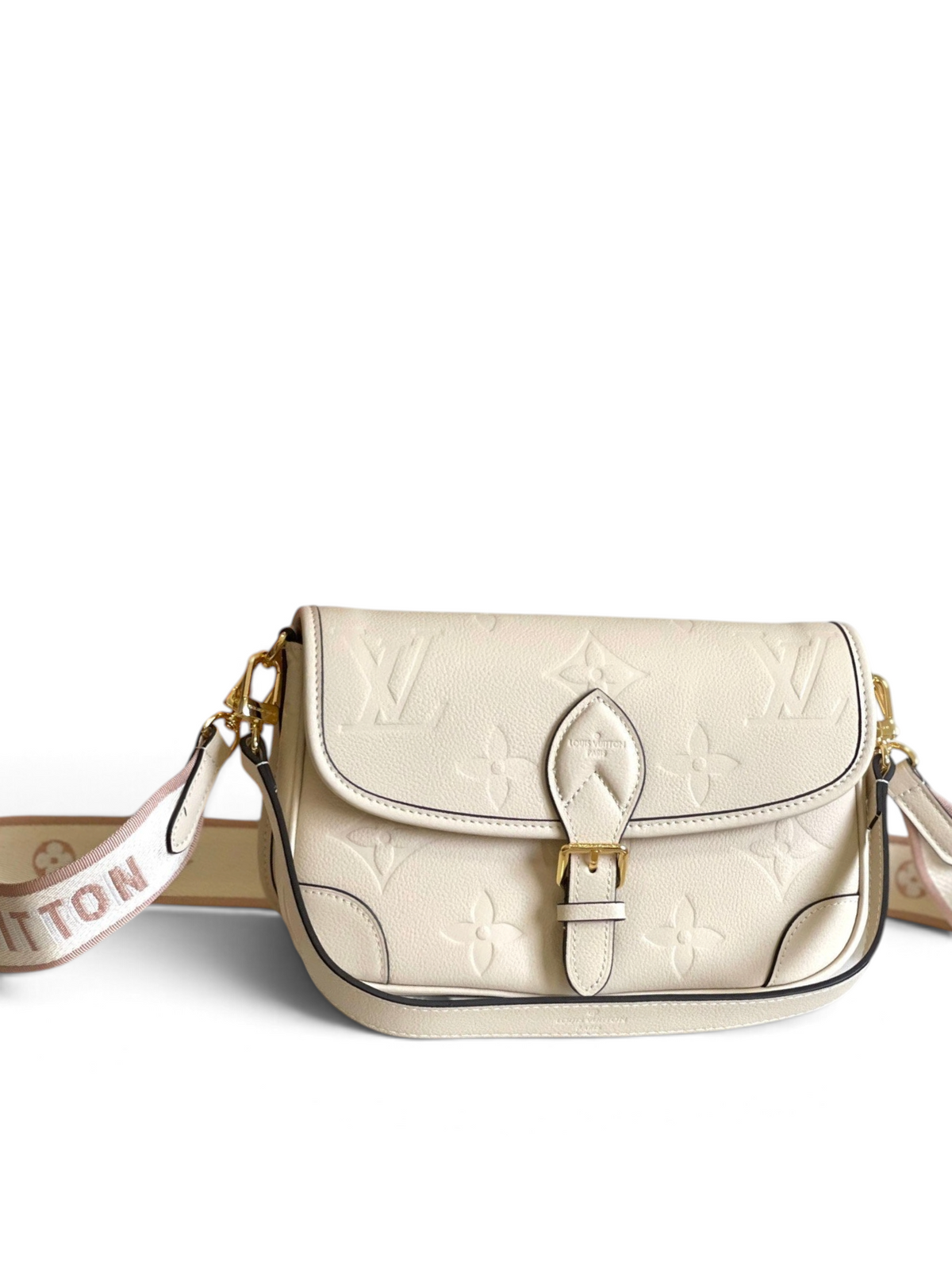 SWORD LUXURY Louis Vuitton Diane çanta, krem rengi Monogram Empreinte deri, altın tonlu toka ve işlemeli geniş askı.