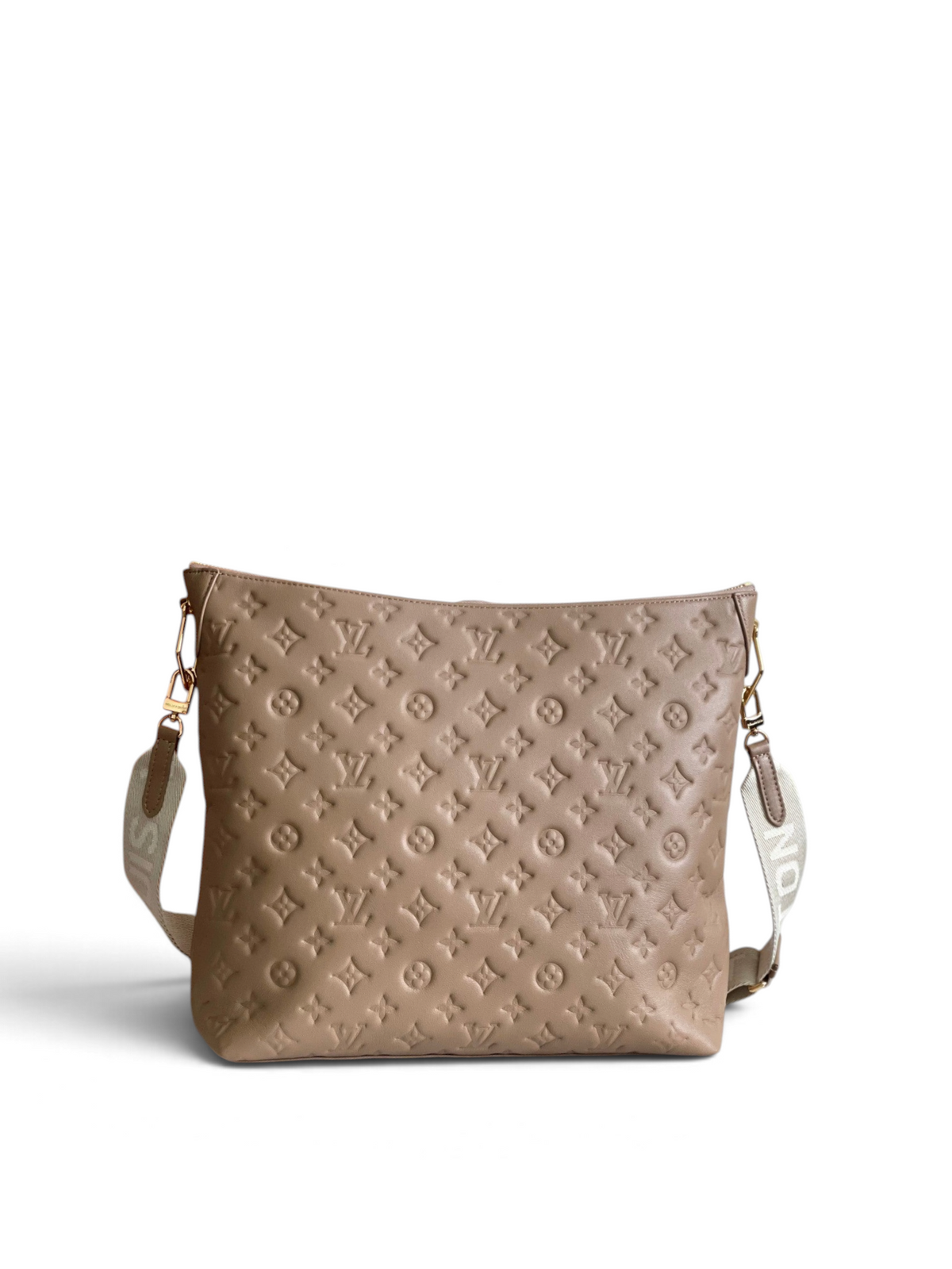 SWORD LUXURY Coussin Hobo MM çanta, kabartmalı monogram desenli yumuşak kahverengi dana derisi ve altın zincir detaylı.