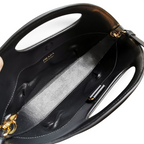 SWORD LUXURY Prada siyah deri çanta iç görünümü, altın tonlu donanım ve Prada logosu detaylı geniş bölme.