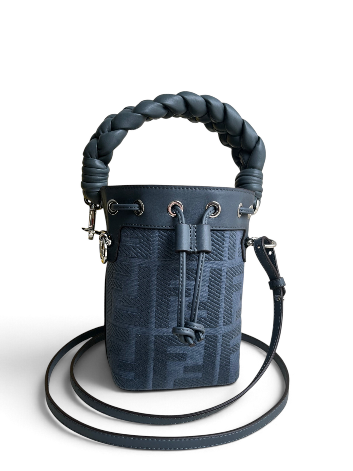 SWORD LUXURY Fendi Mini Mon Tresor lacivert monogram işlemeli deri detaylı örgü saplı bucket çanta