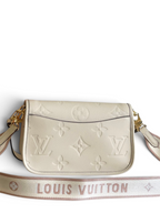 SWORD LUXURY Louis Vuitton Diane çanta, krem rengi Monogram Empreinte deri, altın tonlu donanım ve işlemeli geniş askı.