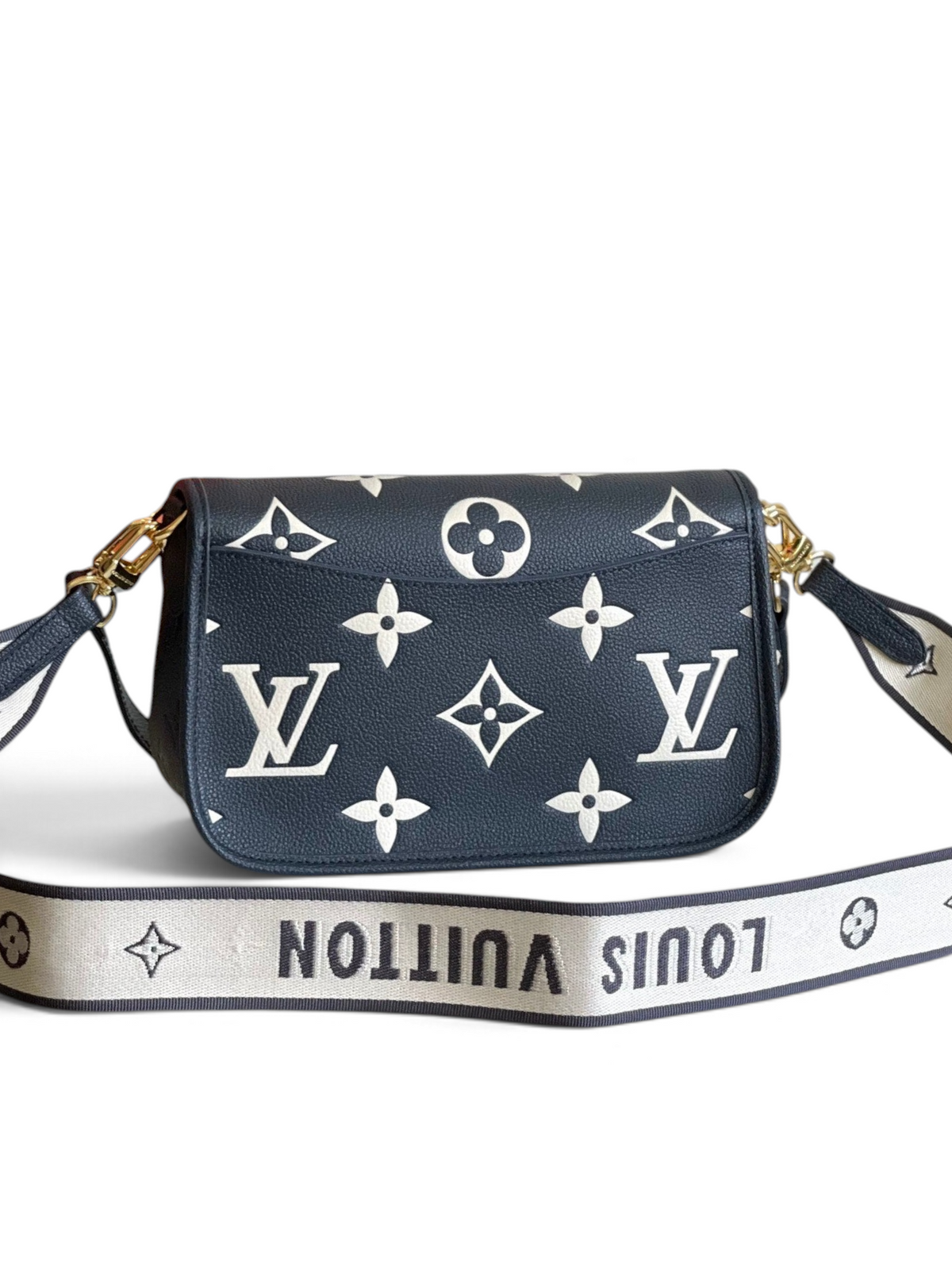 SWORD LUXURY Louis Vuitton Diane çanta, siyah deri üzerine beyaz monogram desenli, geniş işlemeli askılı şık model.