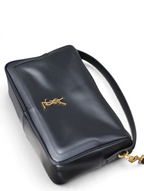 SWORD LUXURY siyah deri Voltaire el çantası, altın renkli YSL monogram detaylı ve yapılandırılmış silüetli.