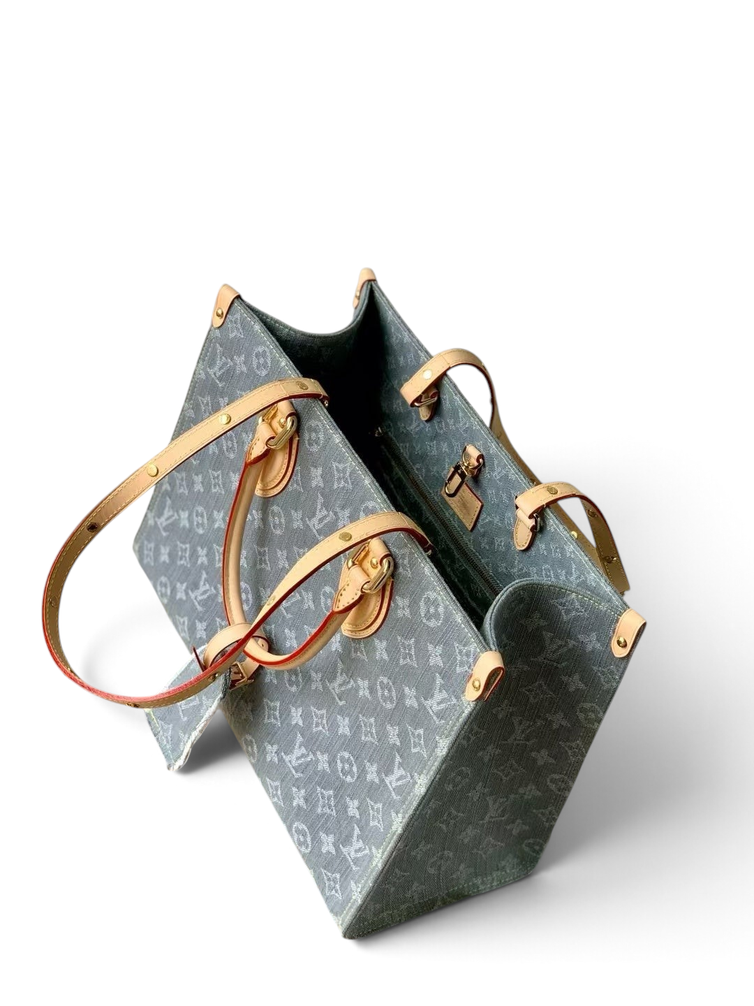 SWORD LUXURY gri monogram desenli, deri saplı ve altın tonlu donanımlara sahip şık denim OnTheGo MM çanta.