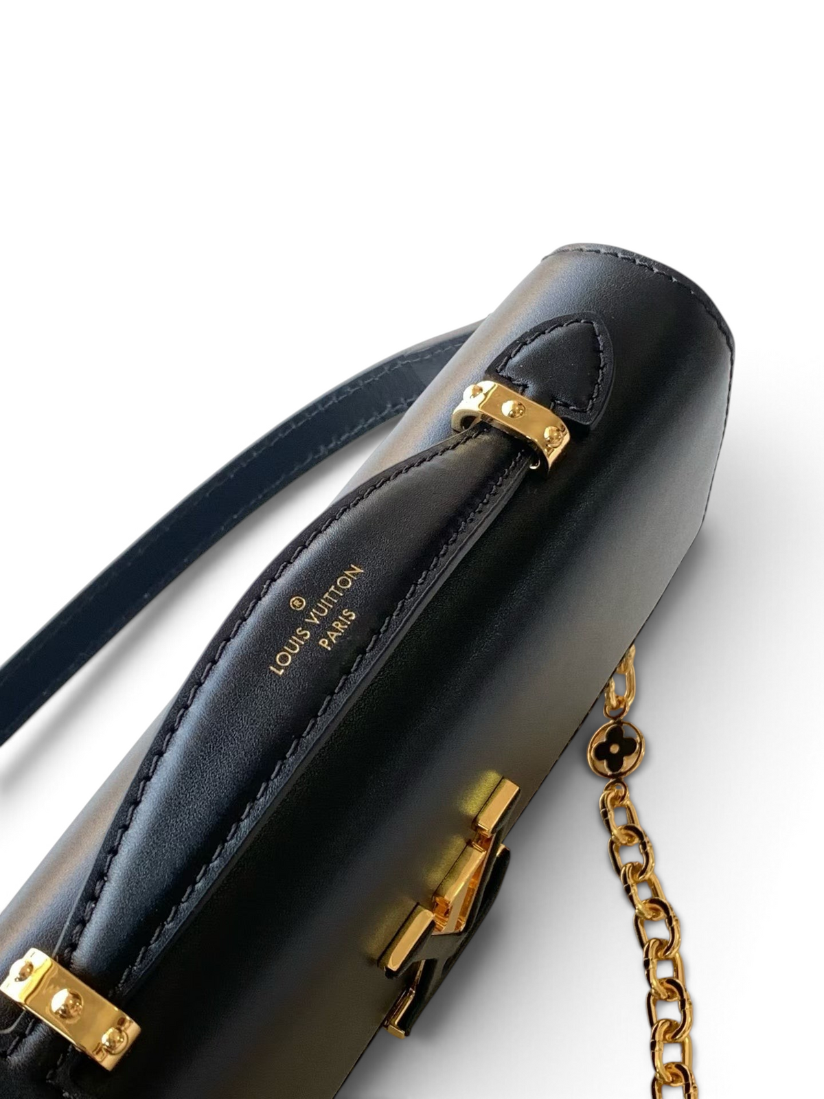 SWORD LUXURY siyah deri Capucines tarzı zincirli çanta, altın tonlu donanım ve zarif dikiş detayları ile.