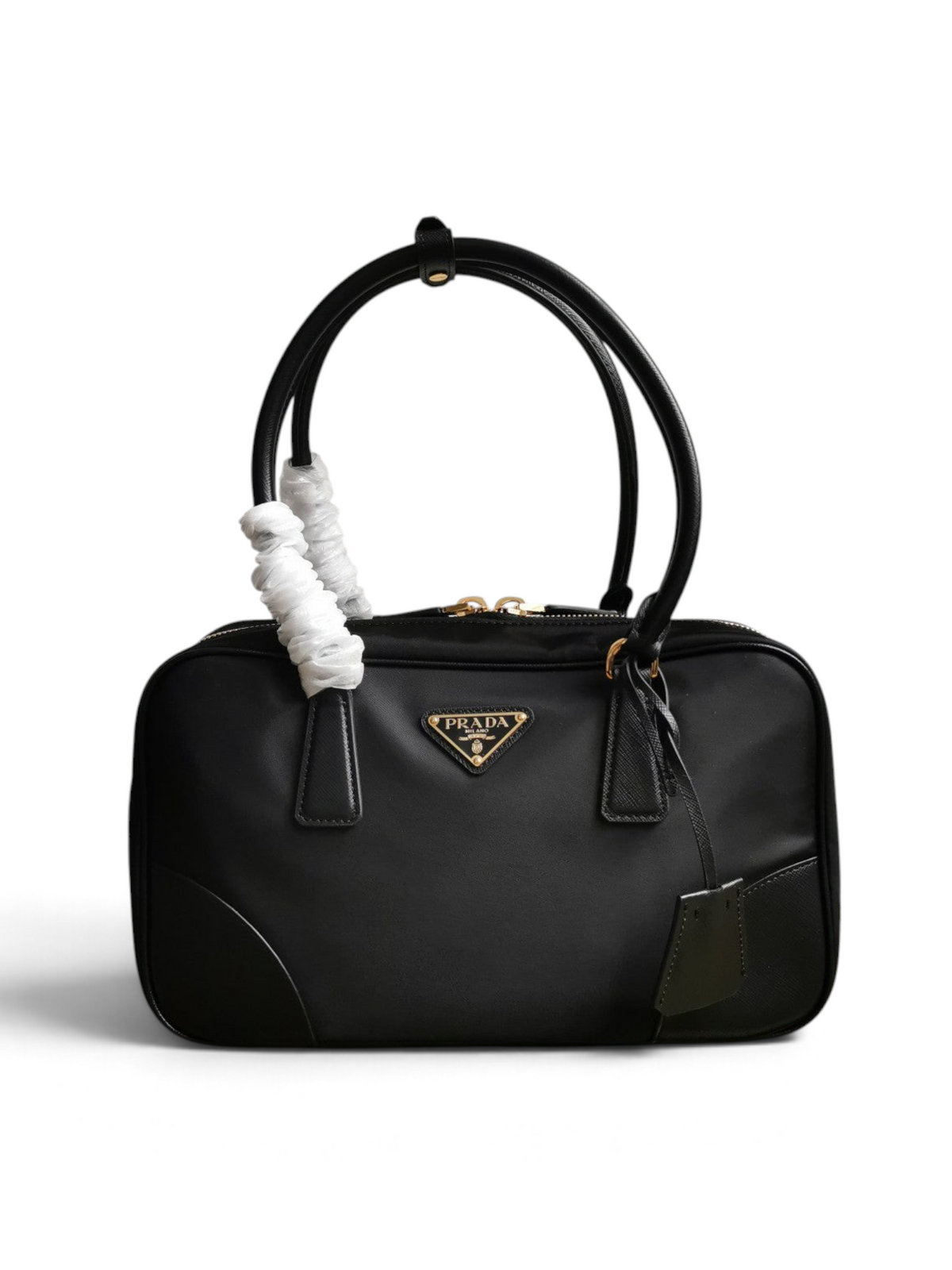 SWORD LUXURY siyah Re-Nylon ve Saffiano deri detaylı, altın tonlu logo donanımlı, çift saplı Prada el çantası.