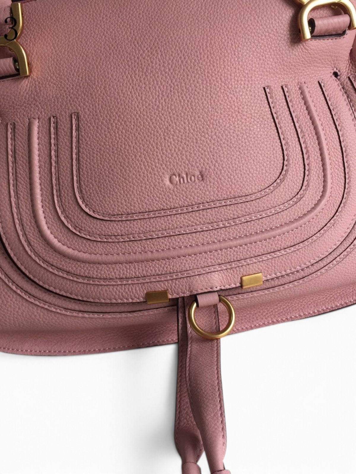SWORD LUXURY Chloé Marcie pembe taneli deri çanta, altın tonlu donanım ve ikonik kavisli dikiş detaylarına sahip.