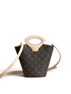 SWORD LUXURY Louis Vuitton Rivage BB çanta, ikonik monogram kanvas ve doğal vachetta deri detaylı şık kova çanta.