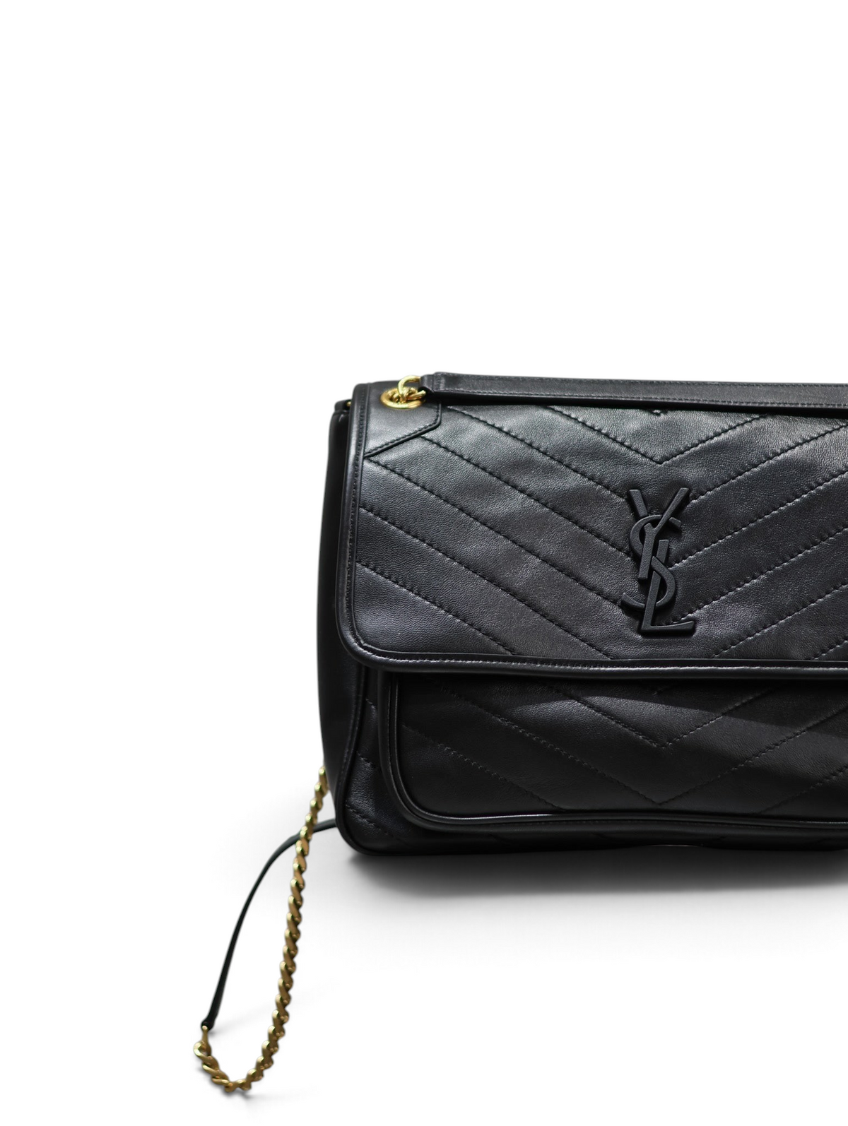 SWORD LUXURY Niki orta boy siyah kapitone deri omuz çantası, chevron dikişli ve mat siyah YSL logolu.