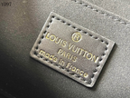 SWORD LUXURY Louis Vuitton Favorite çanta iç kısmında yer alan altın rengi kabartmalı deri marka etiketi detayı