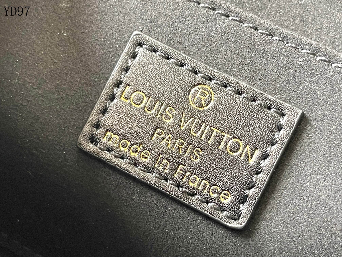 SWORD LUXURY Louis Vuitton Favorite çanta iç kısmında yer alan altın rengi kabartmalı deri marka etiketi detayı
