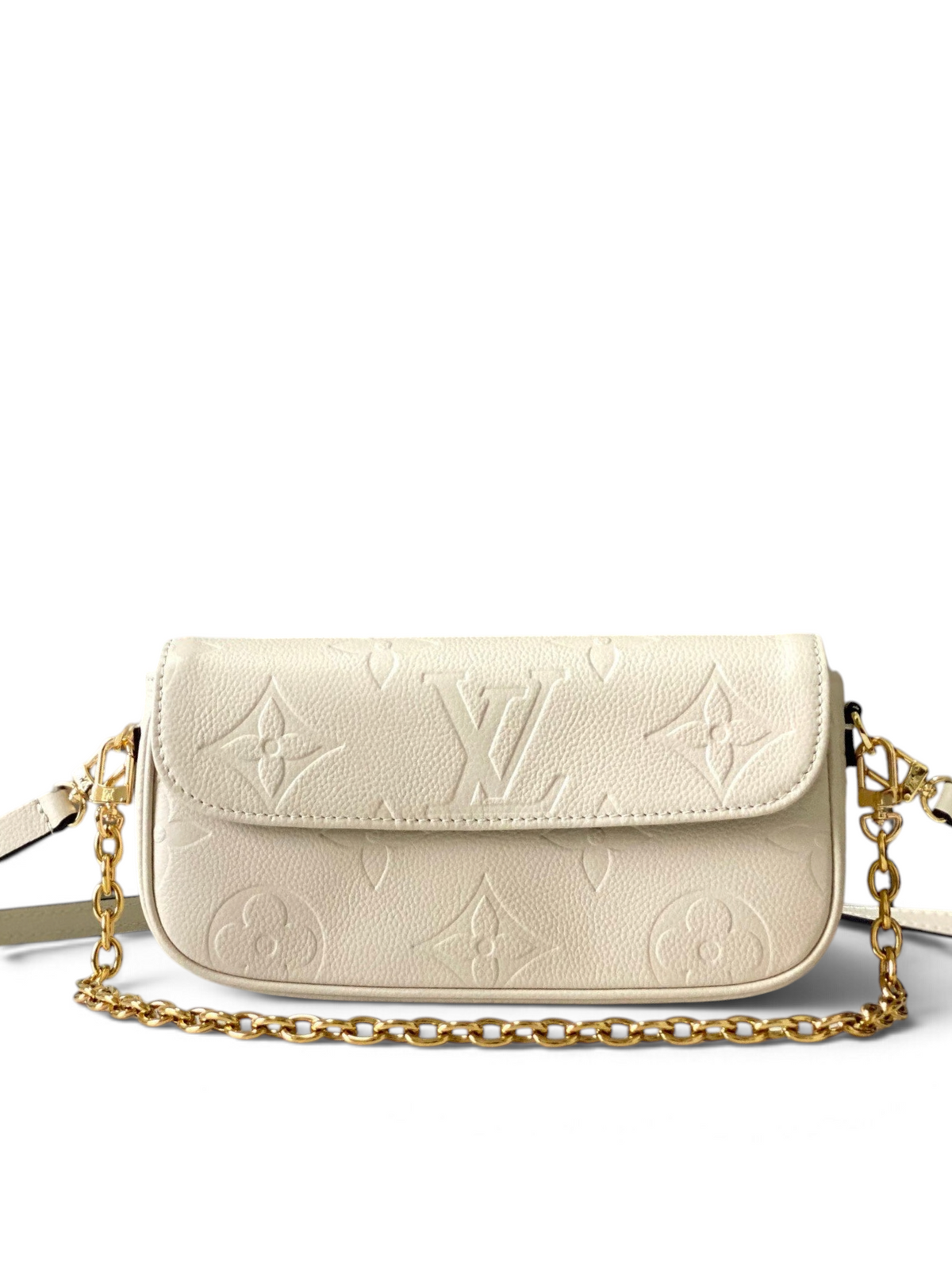 SWORD LUXURY Ivy zincir askılı beyaz deri cüzdan çanta, kabartmalı LV monogram desenli ve altın tonlu zincir detaylı.