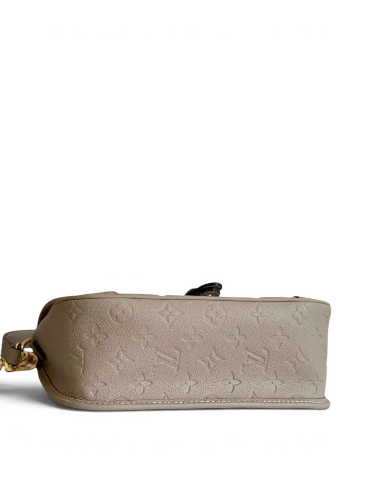 SWORD LUXURY Louis Vuitton Diane çanta, krem rengi Monogram Empreinte deri, altın tonlu detaylar ve yan görünüm.